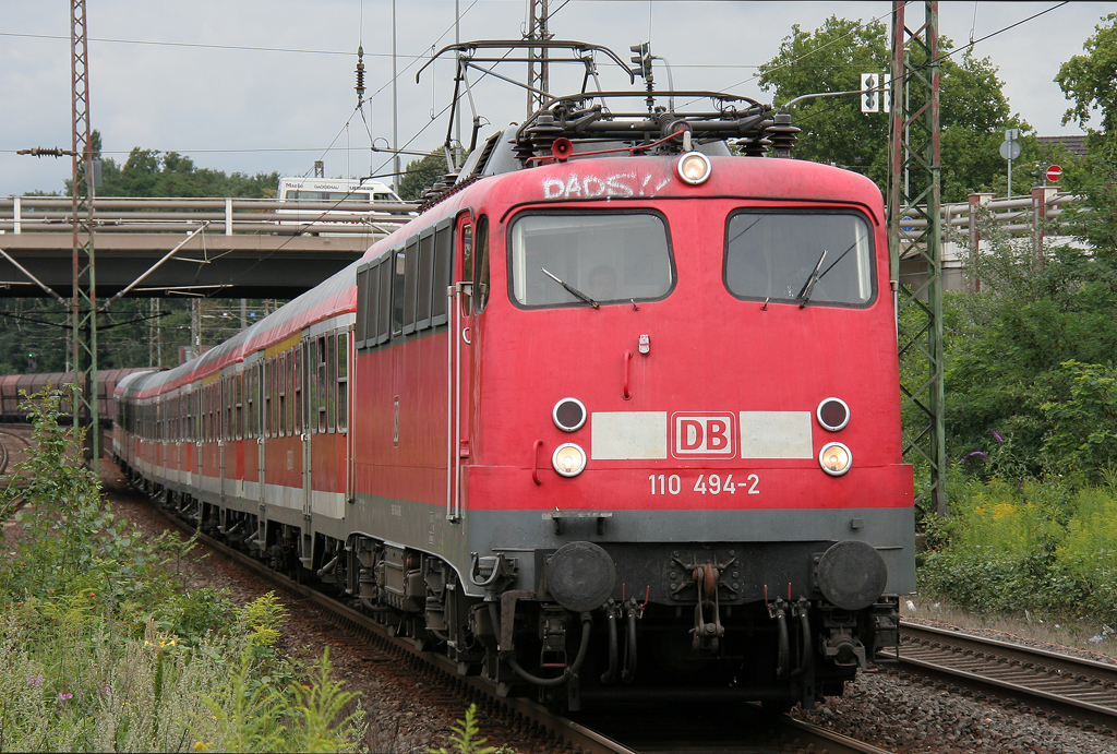 Die 110 494-2 zieht den RE5 von Emmerich bis Oberhausen in Oberhausen Sterkrade ein am 29.07.2011