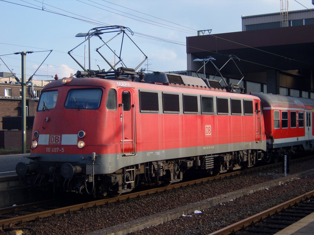 Die 110 497-5 mit beiden Stromabnehmer oben am 10.08.2010 in Dsseldorf Hbf.