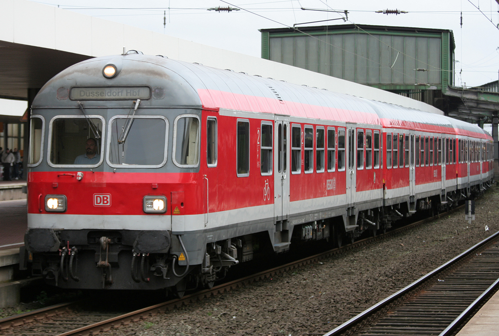Die 110 497-5 schiebt den Fu�ballsonderzug zur �berf�hrung nach Oberhausen durch Duisburg HBF am 12.11.2010