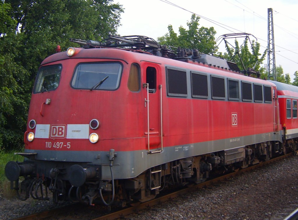 Die 110 497-5 wartete am 14.06.2010 in Aachen Rothe Erde auf ZS1 um dann in Aachen Rothe Erde Abf einzufahren.