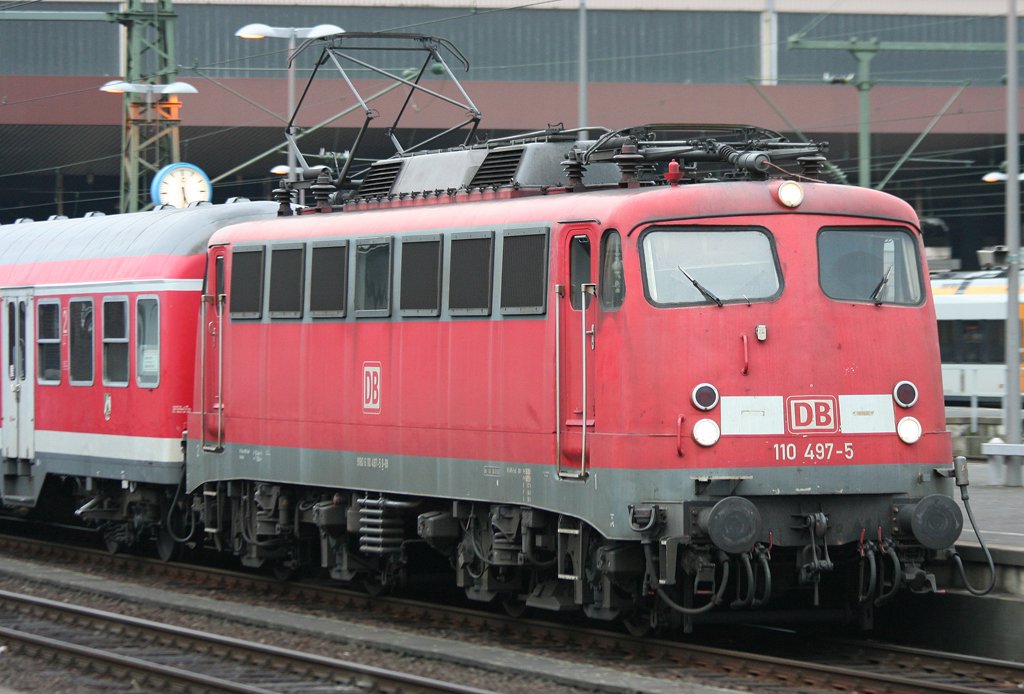 Die 110 497-5 zieht den RE4 Verst�rker aus D�sseldorf HBF nach Aachen am 12.03.2010