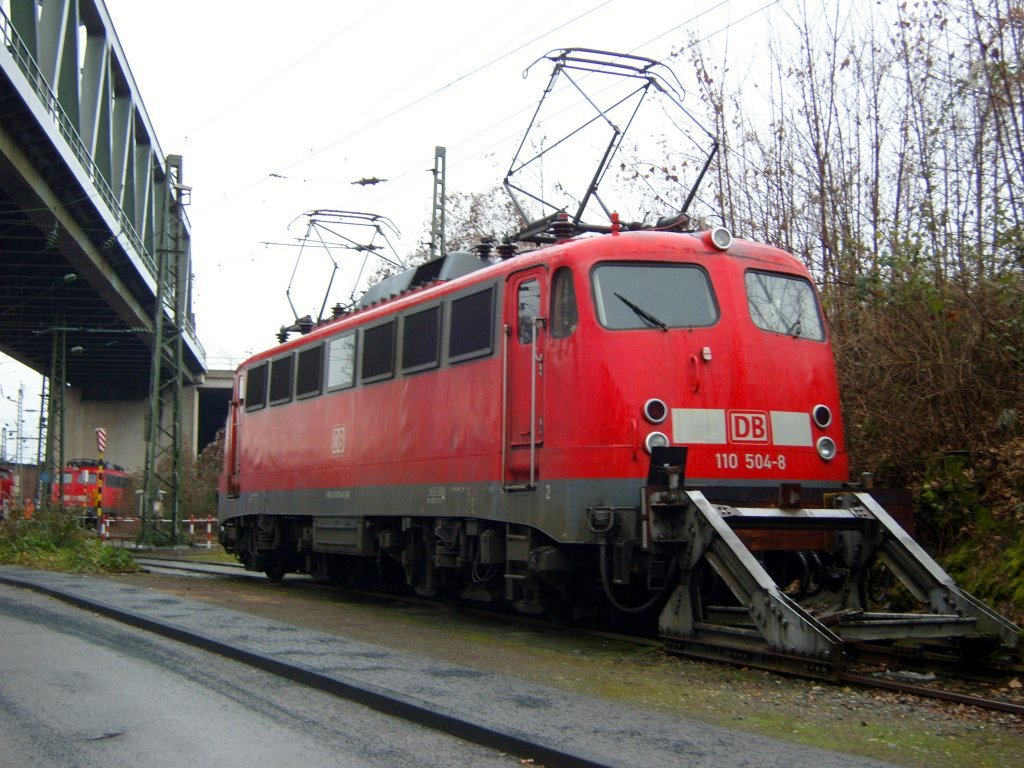 Die 110 504-8 steht am 28.12.2009 in Kln Messe/Deutz an der Drehscheibe.
Das Bild wurde durch den Zaun gemacht.
