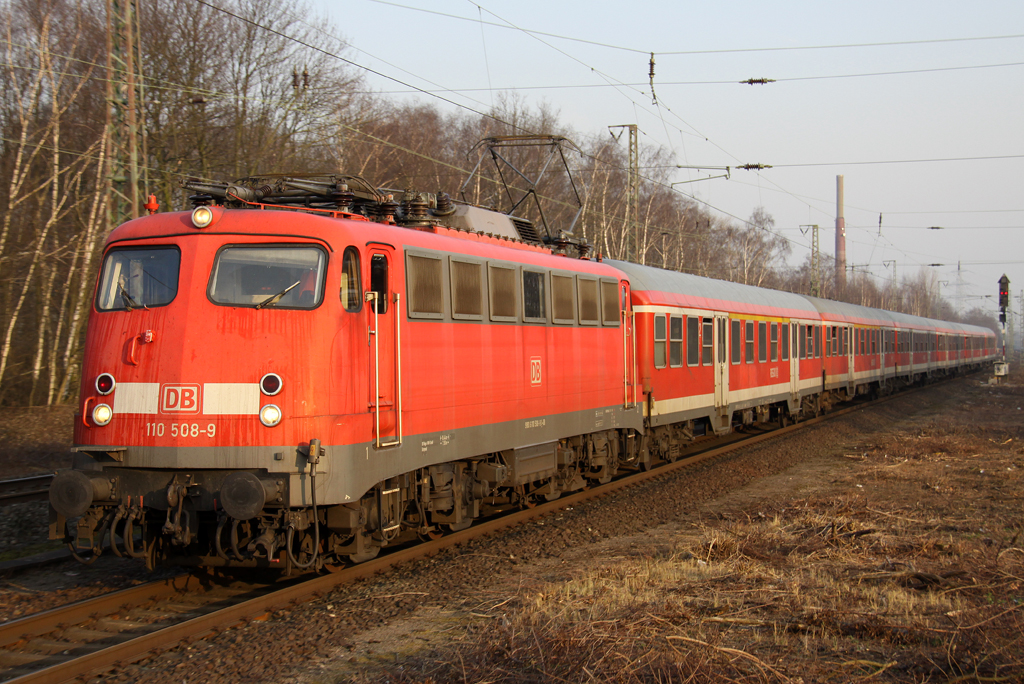 Die 110 508-9 zieht die RB35 von Dsseldorf nach Emmerich in Dinslaken ein am 16.03.2012