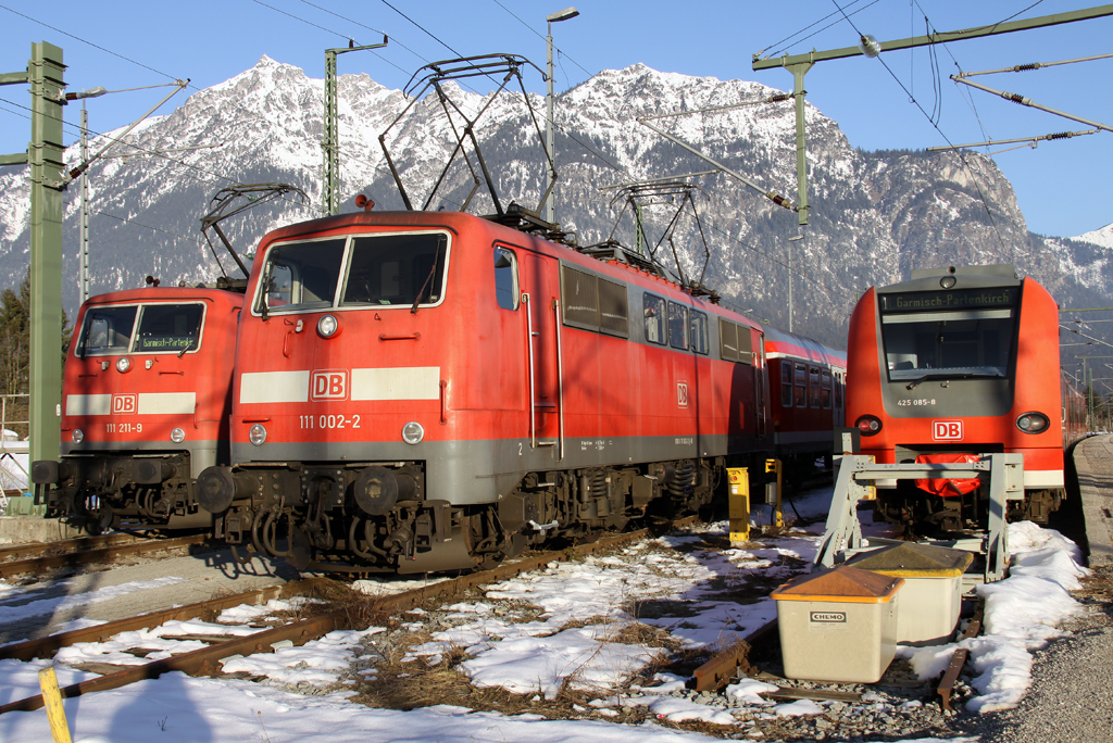 Die 111 002-2 und 425 085-8 als RB nach Reutte und 111 211-9 mit RB stehen in Garmisch Partenkirchen am 03.03.2013