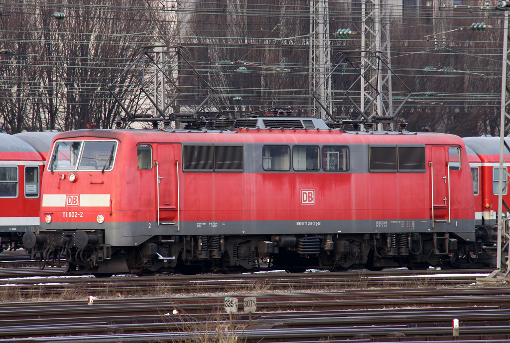 Die 111 002-2 rangiert in Mnchen HBF am 05.03.2013