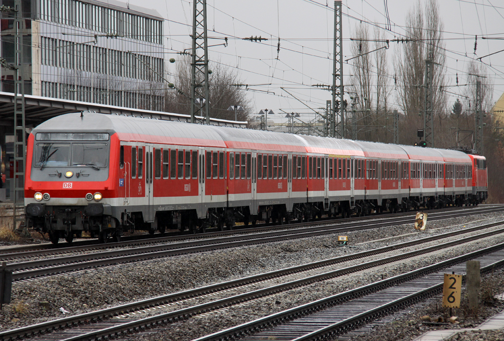 Die 111 002-2 schiebt den RE von Salzburg nach Mnchen durch Mnchen Heimeranplatz am 01.02.2013