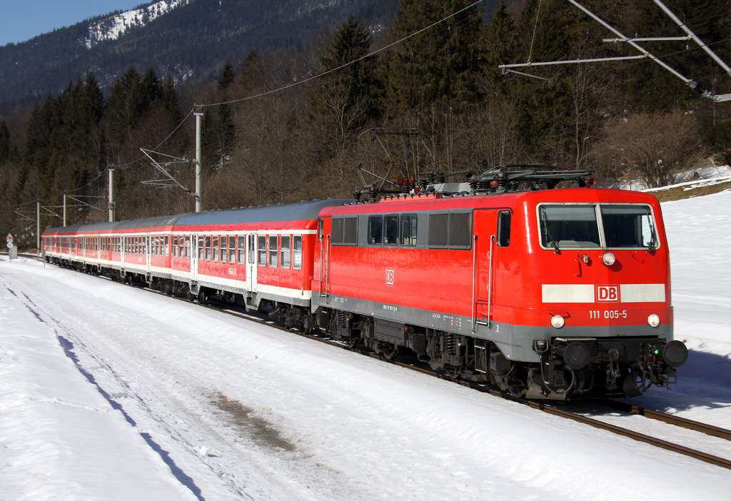 Die 111 005-5 mit der RB von Mnchen nach Innsbruck in Klais am 03.03.2013