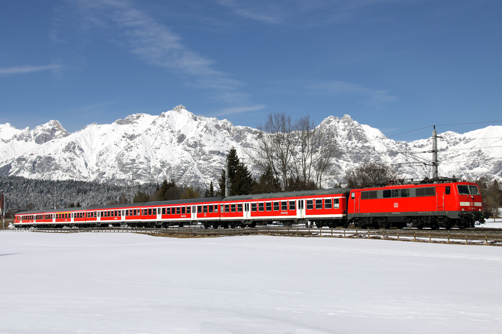 Die 111 005-5 mit RB von Mnchen nach Innsbruck bei Seefeld am 16.03.2013