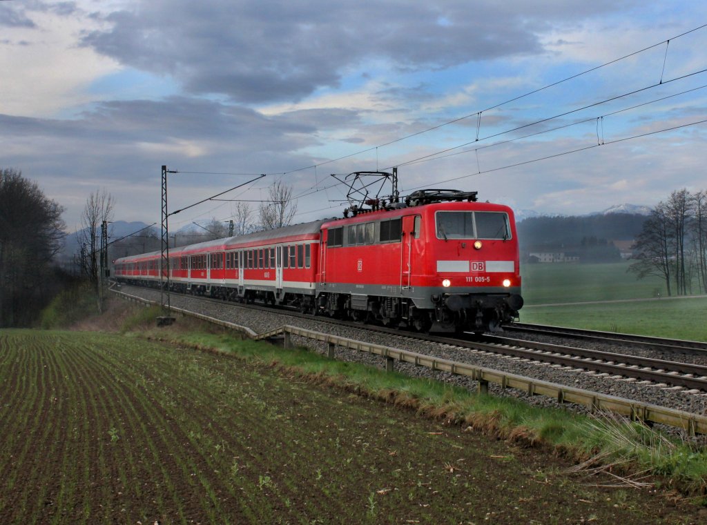 Die 111 005 mit einer Berufsverst�rker RB nach M�nchen am 19.04.2012 unterwegs bei Hilperting.