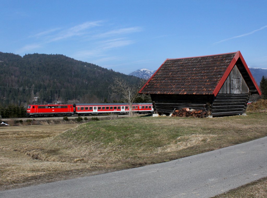 Die 111 005 mit einer RB am 04.04.2013 unterwegs bei Schmalenseehhe.