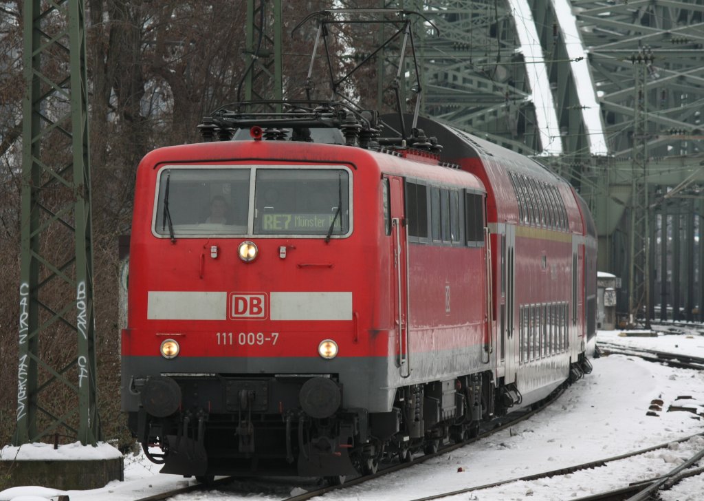 Die 111 009-7 fuhr am 28.12.2010 mit ihrem RE7 in K�ln Messe Deutz ein.