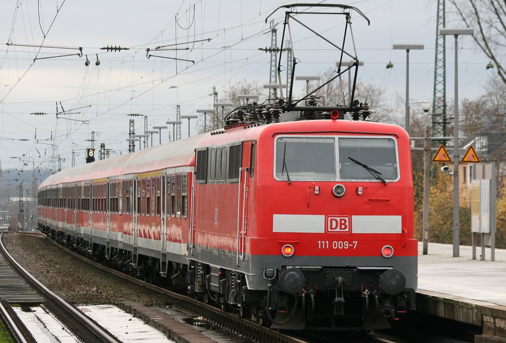 Die 111 009-7 schiebt ihren RE1 Zusatzzug aus Bochum weiter Richtung D�sseldorf am 05.12.2009