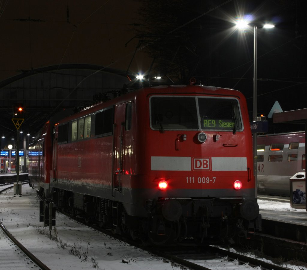 Die 111 009-7 war am 14.12.2010 vor einem RE9 in Aachen Hbf.