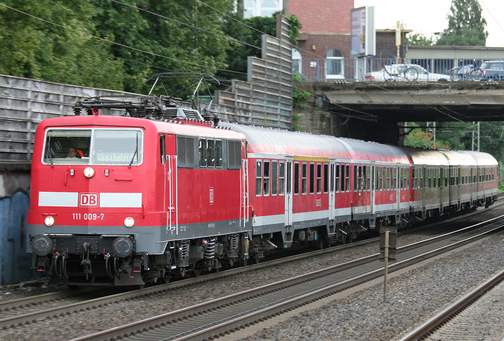 Die 111 009-7 zieht einen Sonderzug durch Dsseldorf Derendorf am 29.08.2010