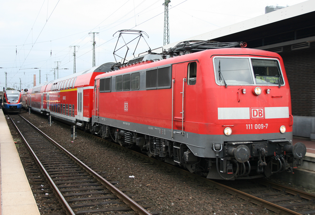 Die 111 009-7 zieht einen RE4 aus Dortmund HBF nach Aachen am 18.09.2010