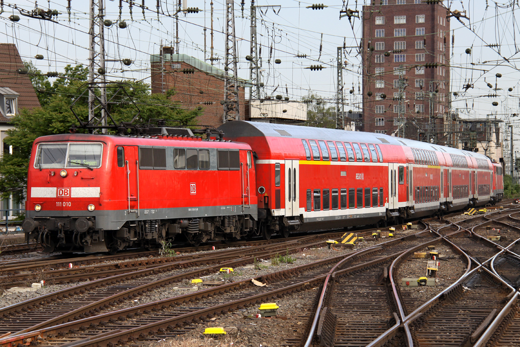 Die 111 010 und 111 011 im Sandwich fahren als RE9 ab Kln HBF nach Siegen am 27.05.2012