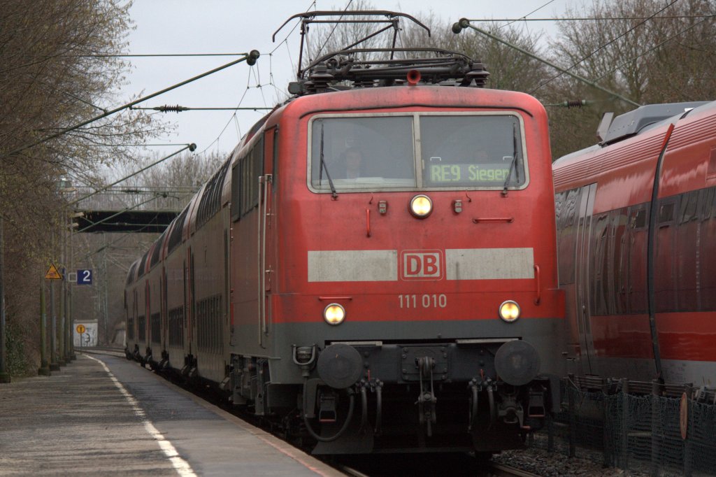 Die 111 010 fuhr am 05.02.2011 als RE9 durch Eilendorf.