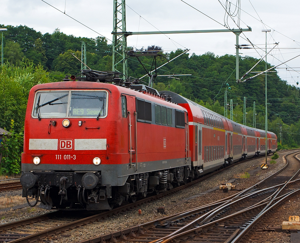 Die 111 011-3 zieht den RE 9 (Rhein-Sieg-Express) Aachen-Kln-Siegen, hier am 24.06.2012 bei der Einfahrt in den Bahnhof Betzdorf (Sieg).