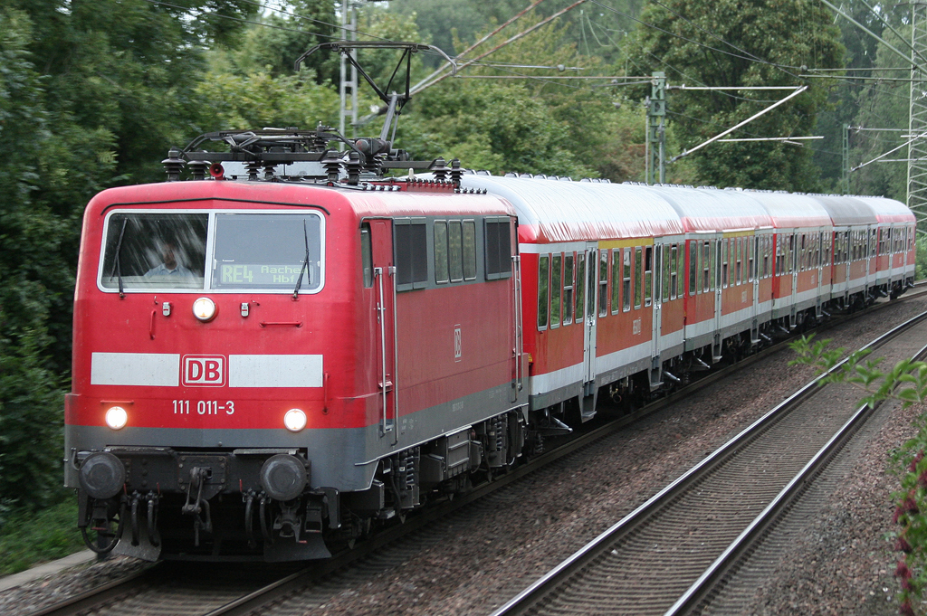 Die 111 011-3 zieht den RE4 Verstrker von Dsseldorf nach Aachen nach Geilenkirchen am 25.08.2010