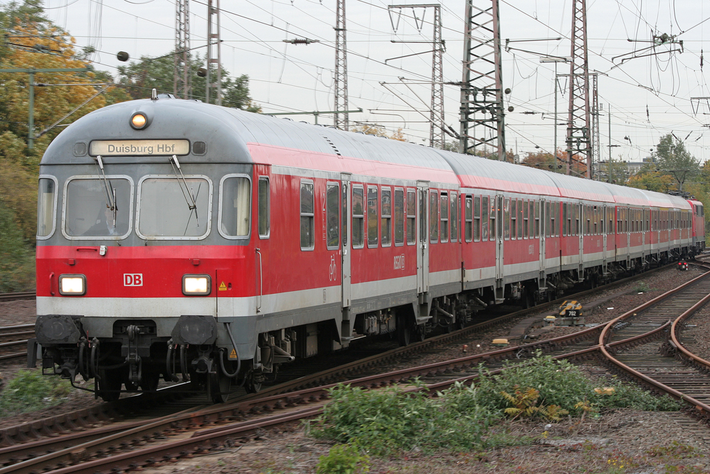 Die 111 011 schiebt einen Karlsruher als RB35 von Emmerich nach Duisburg HBF am 27.10.2010