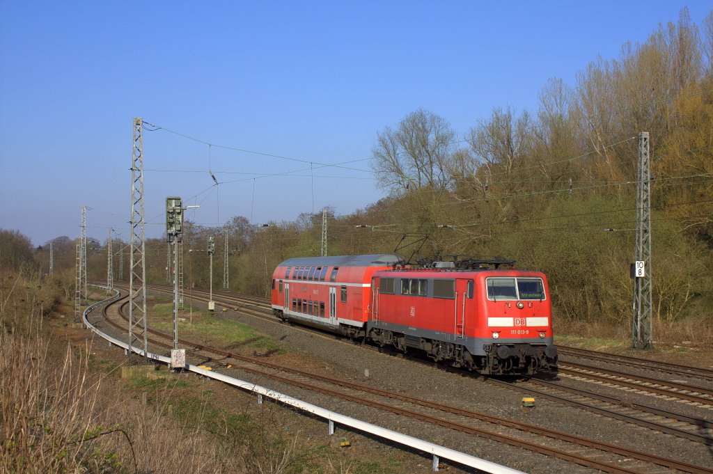 Die 111 013-9 als Lr72330 von Mnchengladbach nach Aachen am 28.03.2012 in Kohlscheid.