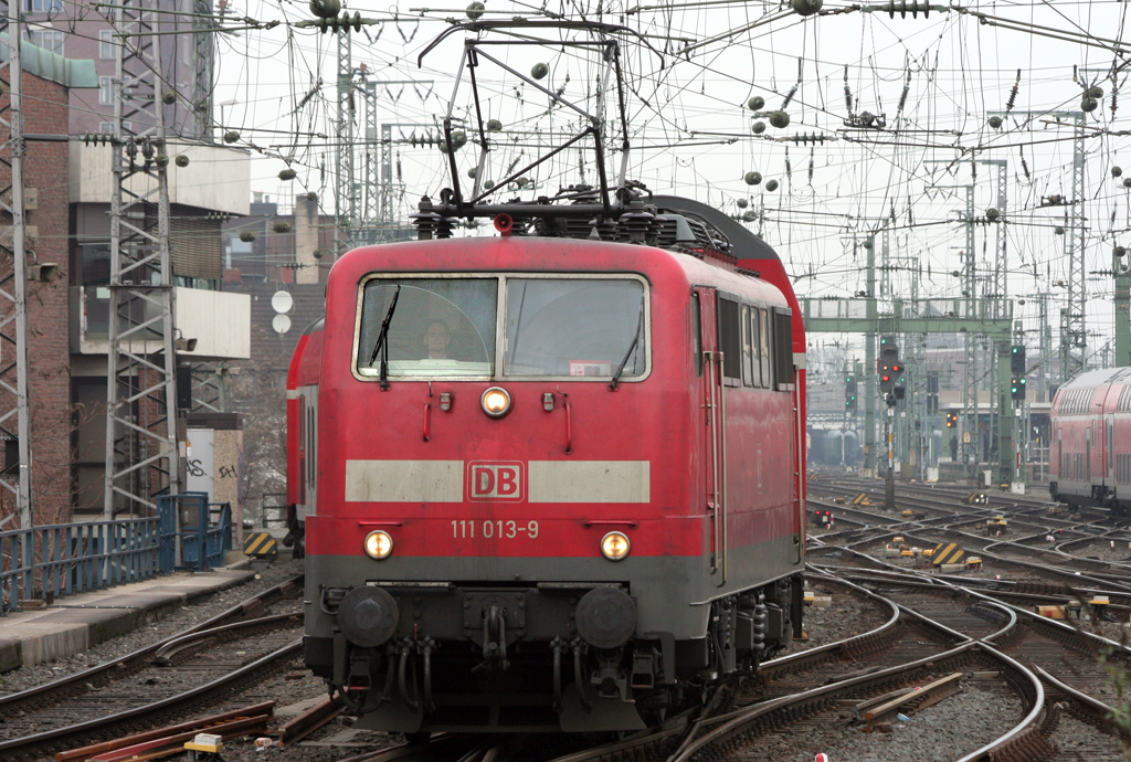 Die 111 013-9 erreicht mit dem RE9 von Aachen nach Siegen Kln HBF am 26.02.2011 Gru an den Tf!