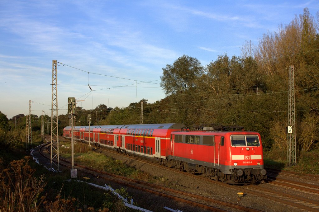 Die 111 013-9 fuhr am 14.10.2011 durch Kohlscheid.