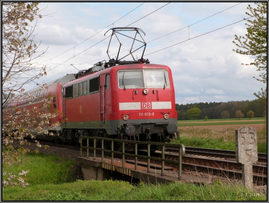 Die 111 013-9 mit dem RE 9 unterwegs nach Aachen. April 2012 bei Eschweiler.