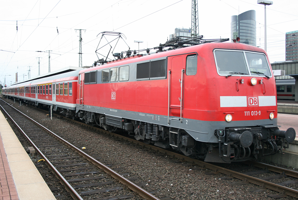 Die 111 013-9 stellt den zus�tzlichen RE4 nach Aachen wegen der Kurzwende in Dortmund HBF bereit am 18.09.2010