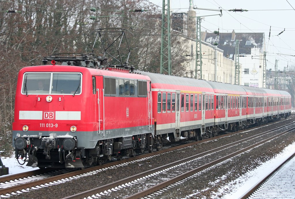 Die 111 013-9 zieht ihren RE4 Verstrker von Dsseldorf nach Aachen gerade am 15.02.2010 durch Dsseldorf Vlkinger Strae