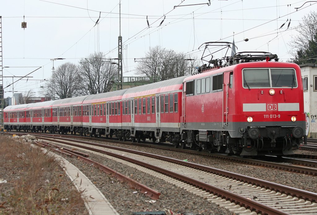 Die 111 013-9 zieht den RE4 Verst�rker aus Rheydt nach Aachen am 12.03.2010, einer der wenigen Tf´s, der durch runtergezogene Rollos gucken kann XD
