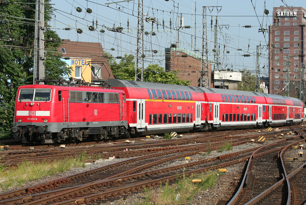 Die 111 013-9 zieht den RE7 von Krefeld nach Mnster in Kln HBF am 18.07.2010