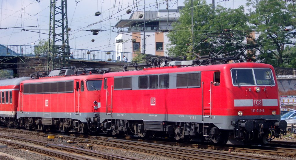 Die 111 013-9 zog am 02.08.2010 die 110 493-4 und einen RE1 Zusatztakt von Aachen Hbf nach Kln Messe/Deutz in Aachen Hbf.