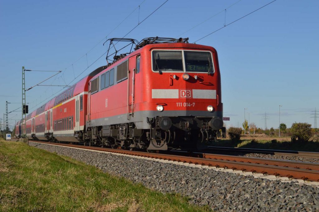 Die 111 014-7 mit einem RE7 bei Allerheiligen.27.10.2012