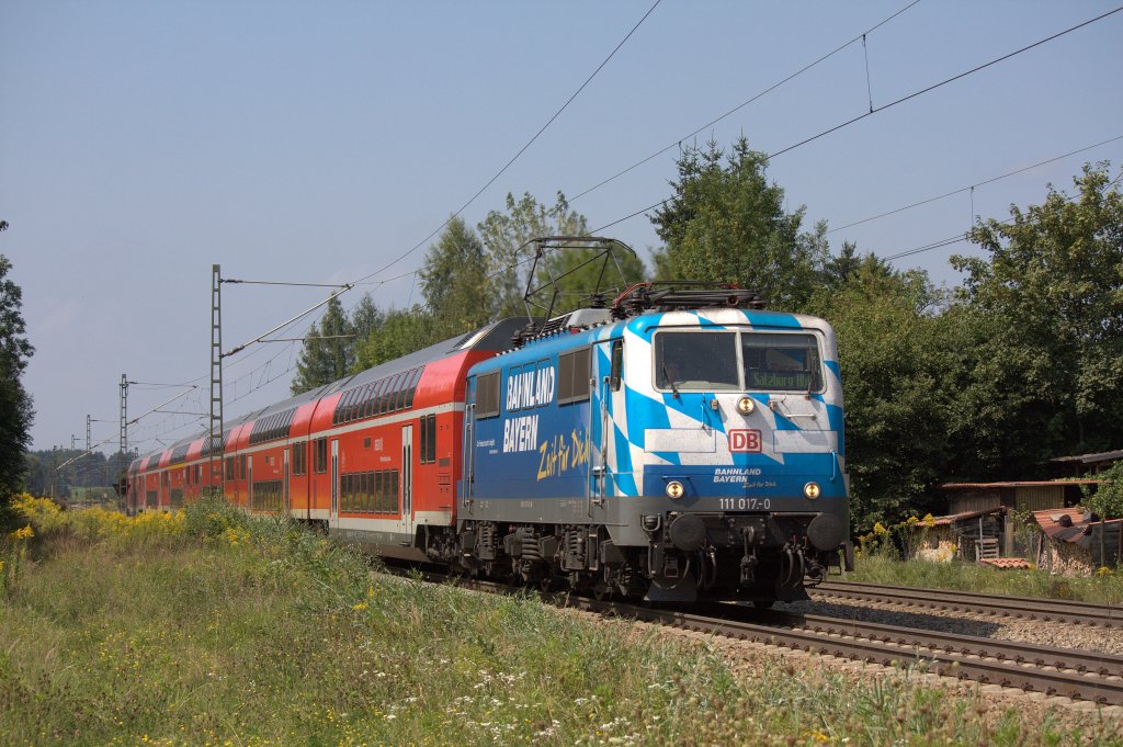 Die 111 017-0 fuhr am 20.08.2011 durch Grokarolinenfeld.