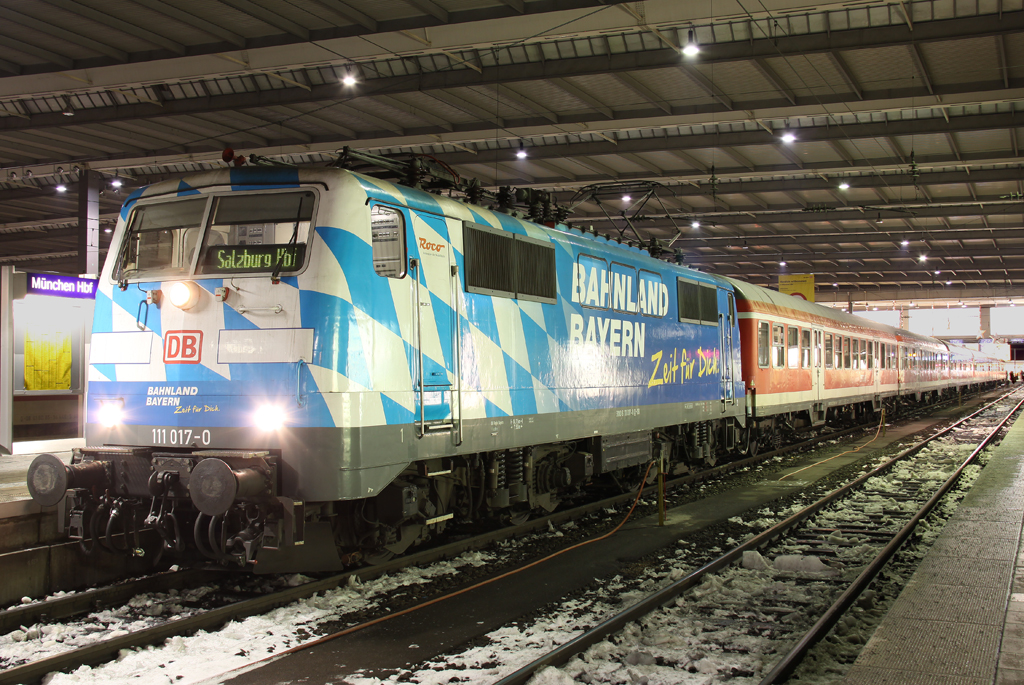 Die 111 017-0 mit dem RE nach Salzburg in Mnchen HBF am 14.12.2012