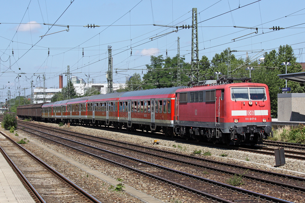 Die 111 017-0 in Mnchen Heimeranplatz am 31,07,10