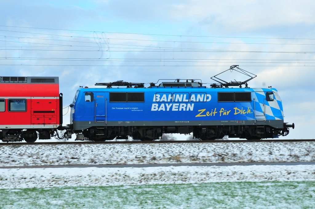 Die 111 017-0  prsentiert sich im Design der Bayerischen Eisenbahngesellschaft „Bahnland Bayern - Zeit fr Dich.“ bei bersee im Neuschnee am 03.12.12.