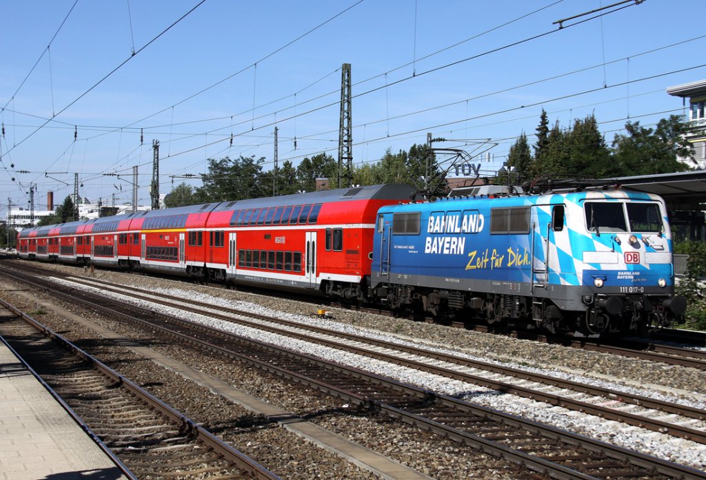 Die 111 017-0 zieht ihren RE von Mnchen nach Salzburg durch Mnchen Heimeranplatz am 18.09.2012