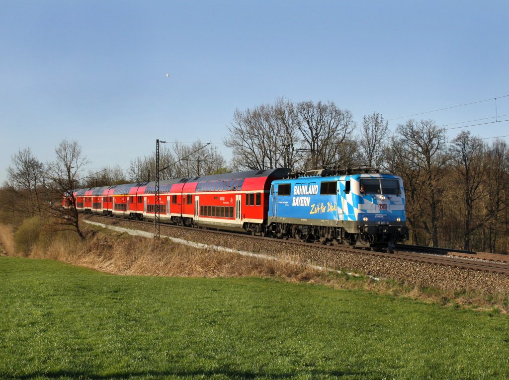 Die 111 017 am 02.04.2011 mit einem RE nach Salzburg unterwegs bei Hilperting. 