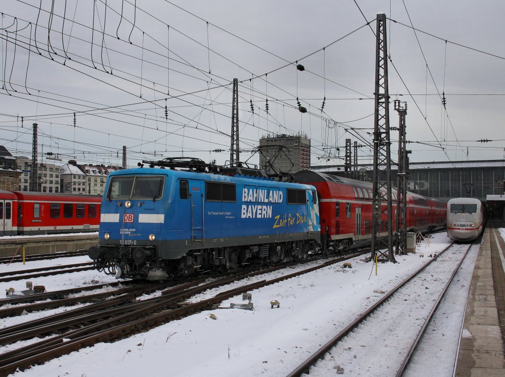 Die 111 017 am 28.12.2010 mit einem RE nach Nrnberg bei der Ausfahrt aus dem Mnchner Hbf.