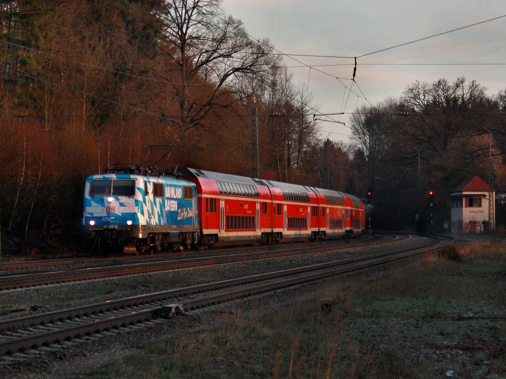Die 111 017 mit einem RE nach Salzburg am 02.04.2011 bei der Einfahrt in Aling. 
