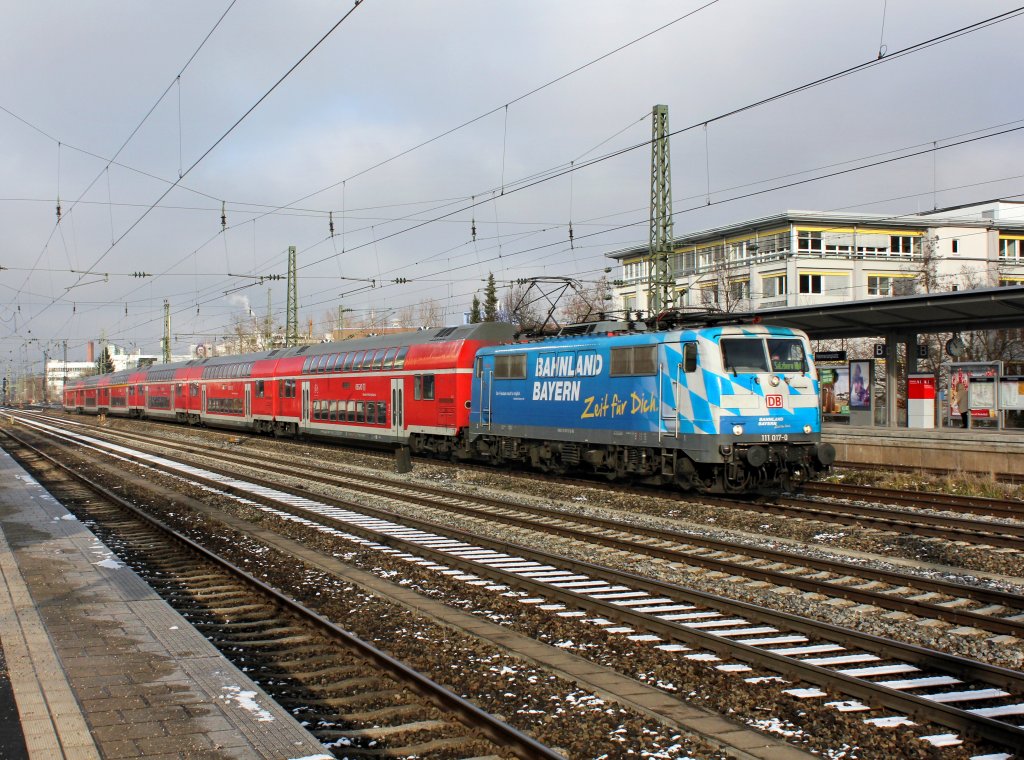 Die 111 017 mit einem RE nach Salzburg am 01.12.2012 bei der Durchfahrt am Heimeranplatz (Mnchen).