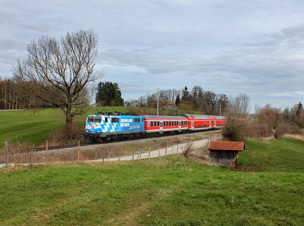 Die 111 017 mit einer RB nach Mittenwald am 14.04.2013 unterwegs bei Huglfing.