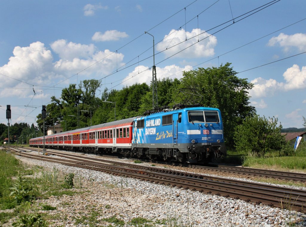 Die 111 017 mit einer RB nach Mnchen am 05.06.2011 bei der Einfahrt in Aling.