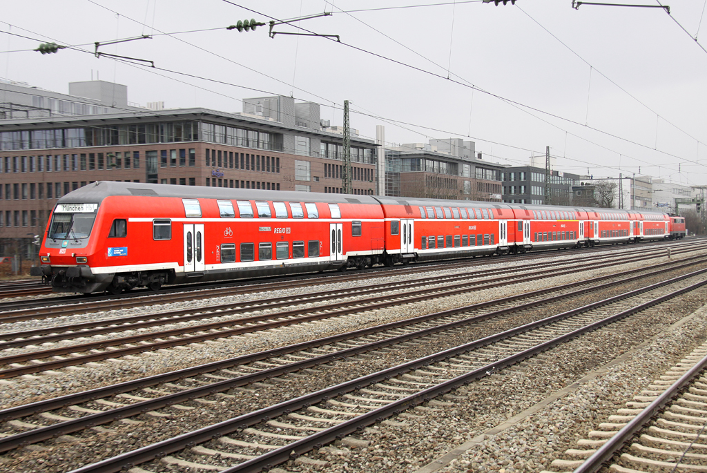 Die 111 019-6 schiebt den RE von Nrnberg nach Mnchen durch Laim am 06.07.2013