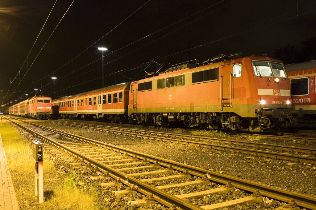 Die 111 020-4 mit der 111 146-7 am 10.05.2013 in Aachen Rothe Erde abgestellt.