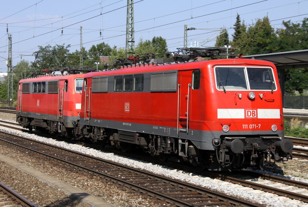 Die 111 021-2 zieht 111 071-7 als Lz durch Mnchen Heimeranplatz am 10.09.2012