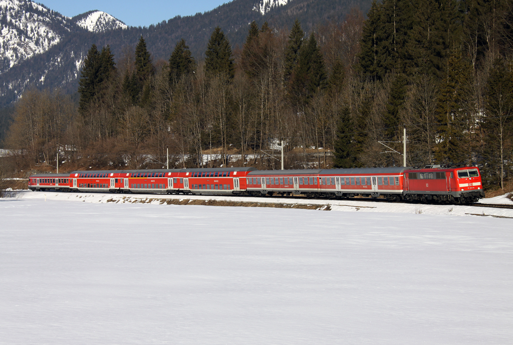 Die 111 023-8 zieht die RB von Mnchen nach Innsbruck in Klais am 03.03.2013