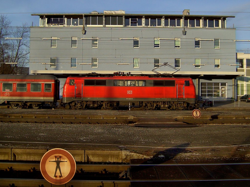 Die 111 023 mit dem RE nach M�nchen bei der Einfahrt am 05.02.2008 in Rosenheim. 